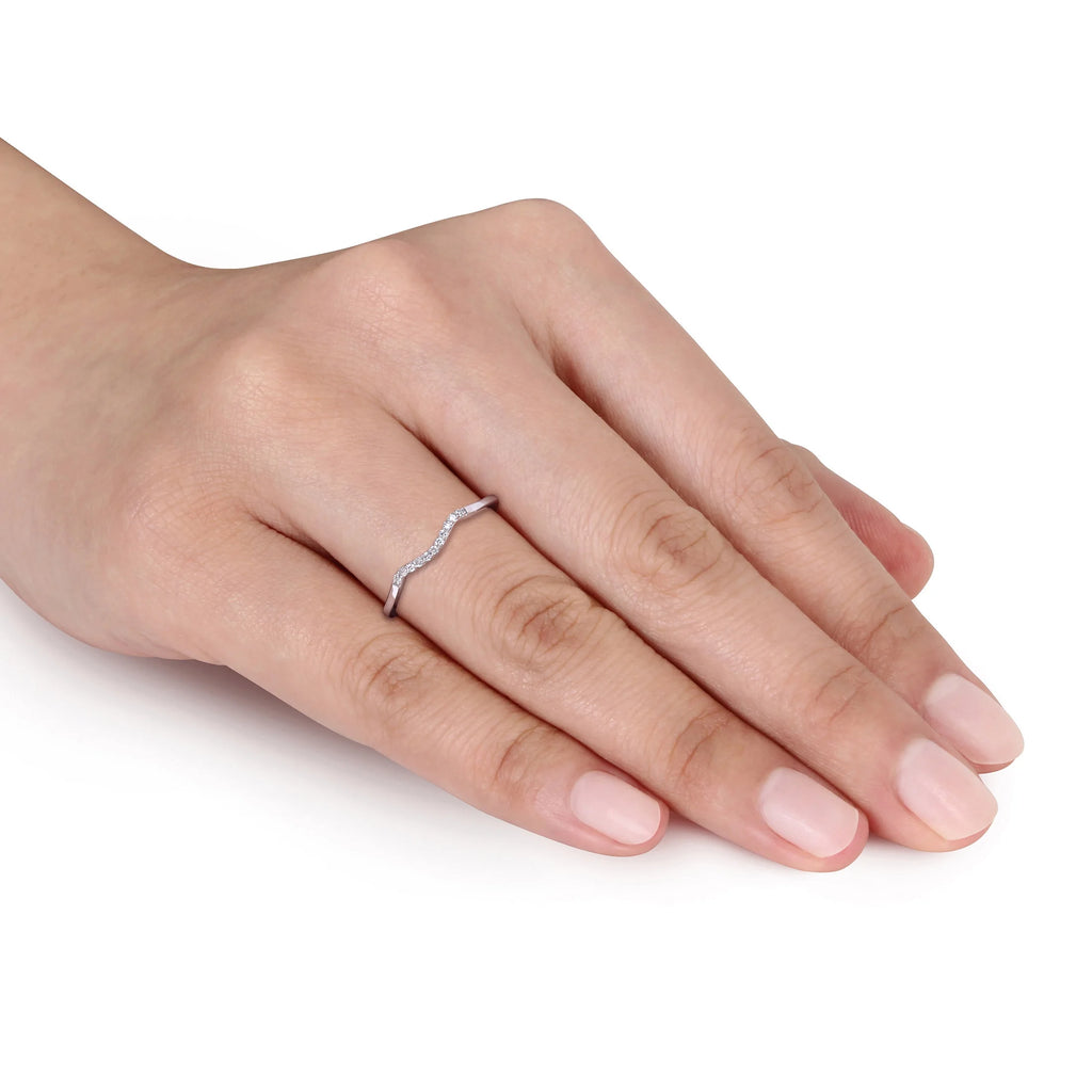 10kt White Gold Wavy Wedding Band with Shared Prong Setting I204