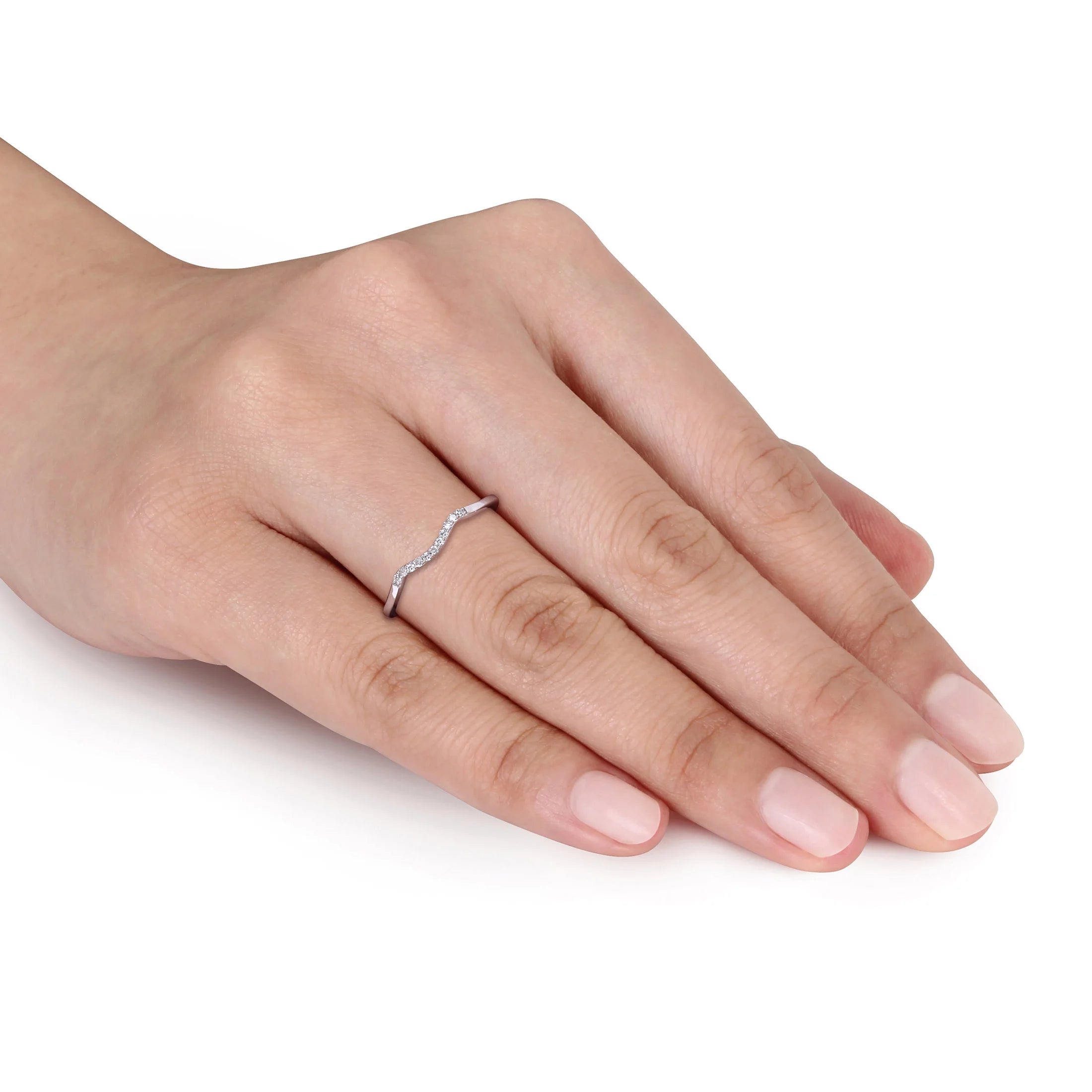 10kt White Gold Wavy Wedding Band with Shared Prong Setting I204
